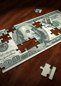 hundert dollar schein as Puzzel auf braunem Tisch