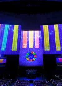 Plenarsaal und SDGs an Wand projiziert