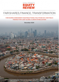 Das Coverbild des Reports 2024 von Civil Society Equity Review. Es sind ein brauner Fluss in einer Vorstadt und vernebelte Hochhäuser im Hintergrund zu sehen. 