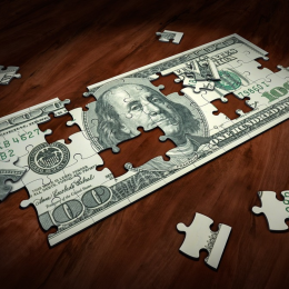 hundert dollar schein as Puzzel auf braunem Tisch