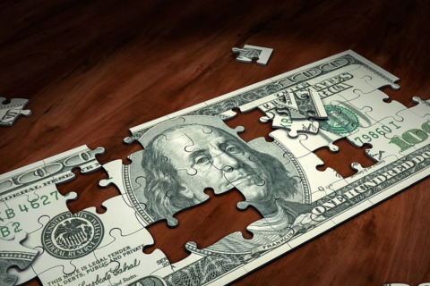 hundert dollar schein as Puzzel auf braunem Tisch