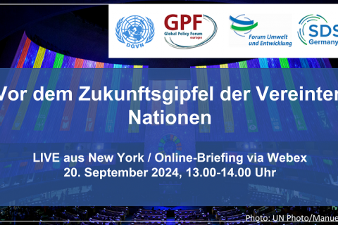 Im Hintergrund UN-Plenarsaal mit SDGs an Leinwand projiziert. Im Vordergrund die Logos der Veranstalterorganisationen und Titel der Veranstaltung "Vor dem Zukunftsgipfel der Vereinten Nationen"