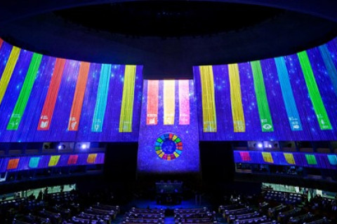 Plenarsaal und SDGs an Wand projiziert